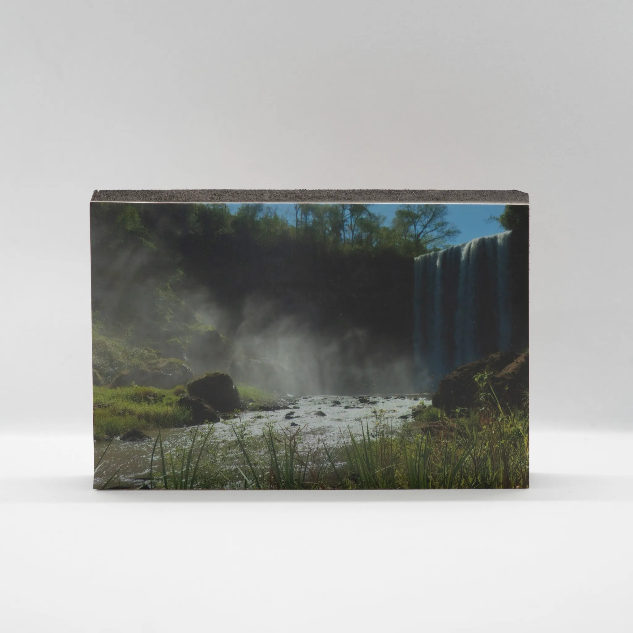 Cascada con neblina en paisaje natural